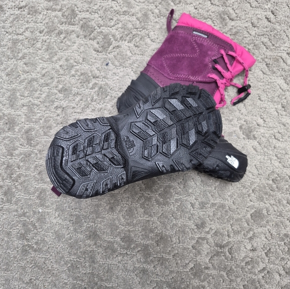 The North Face Alpenglow V WP Girls Snow Hiking Boots Black/Boysenberry US 11 - Picture 4 of 5